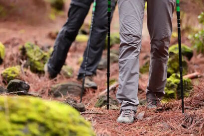 Przewodnik po spodniach turystycznych: Poznaj różnicę między softshellem a spodniami trekkingowymi